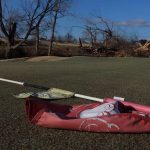 Городское поле для гольфа в Кентукки превратилось в свалку после смертельного торнадо