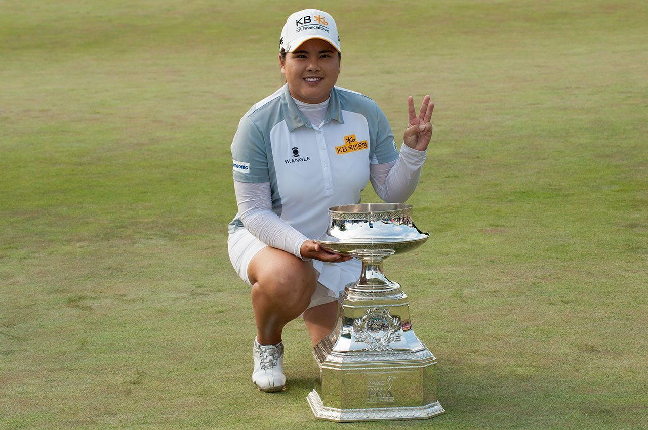 Инби Пак выиграла трофей чемпионата KPMG среди женщин 2015 года после победы в финальном раунде чемпионата KPMG среди женщин 2015 года.