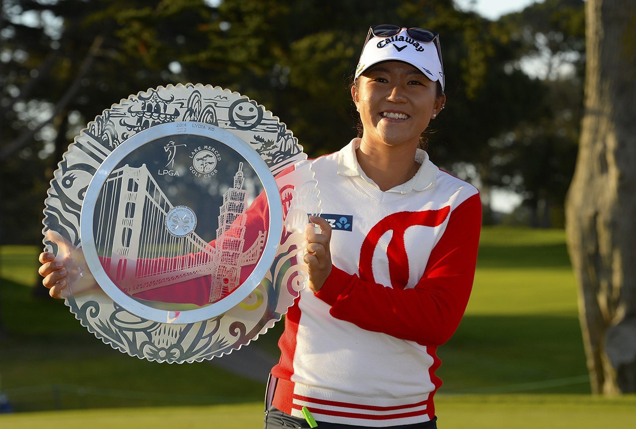 Лидия Ко позирует с трофеем победителя после победы в Swinging Skirts LPGA Classic 2015.